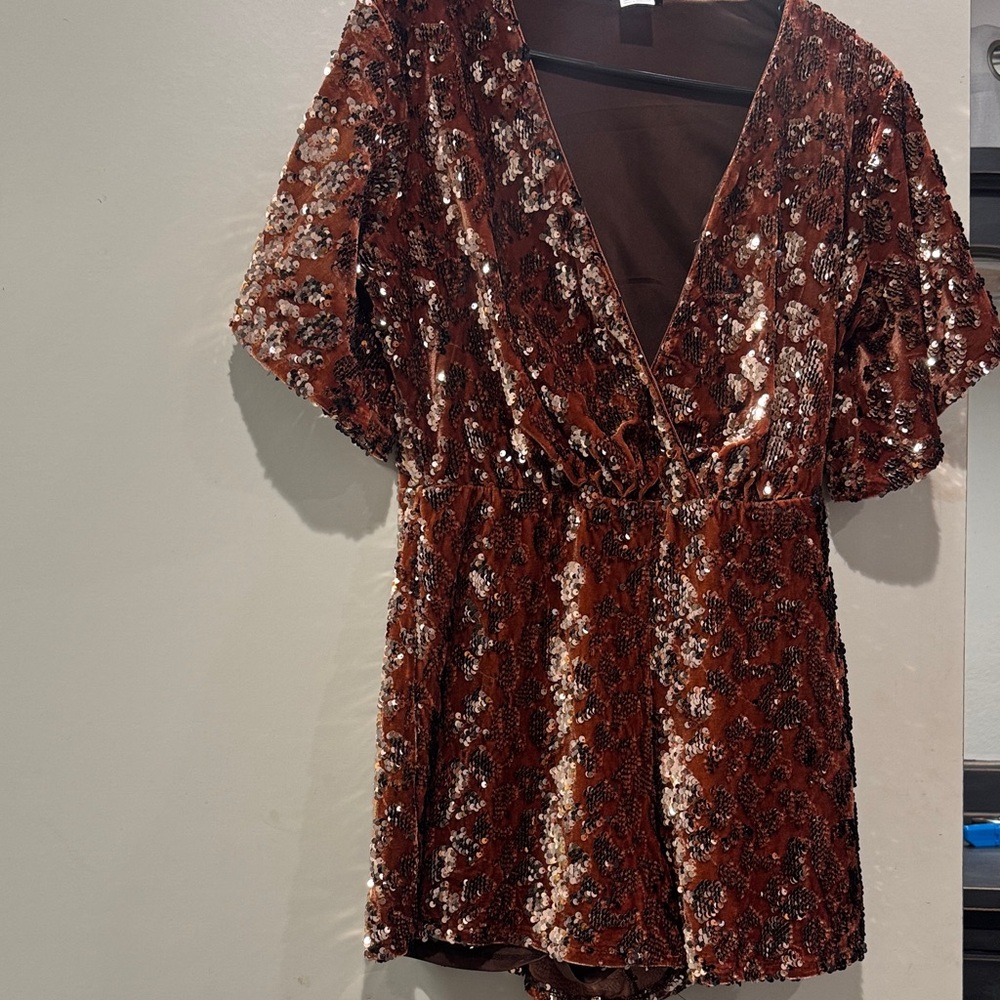 VENUS Shimmering Sequin V-Neck Top - Copper Brown